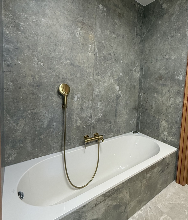 baignoire, carrelage XXL, robinetterie dorée