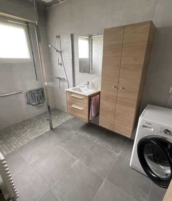 Salle de bains personne à mobilité réduite