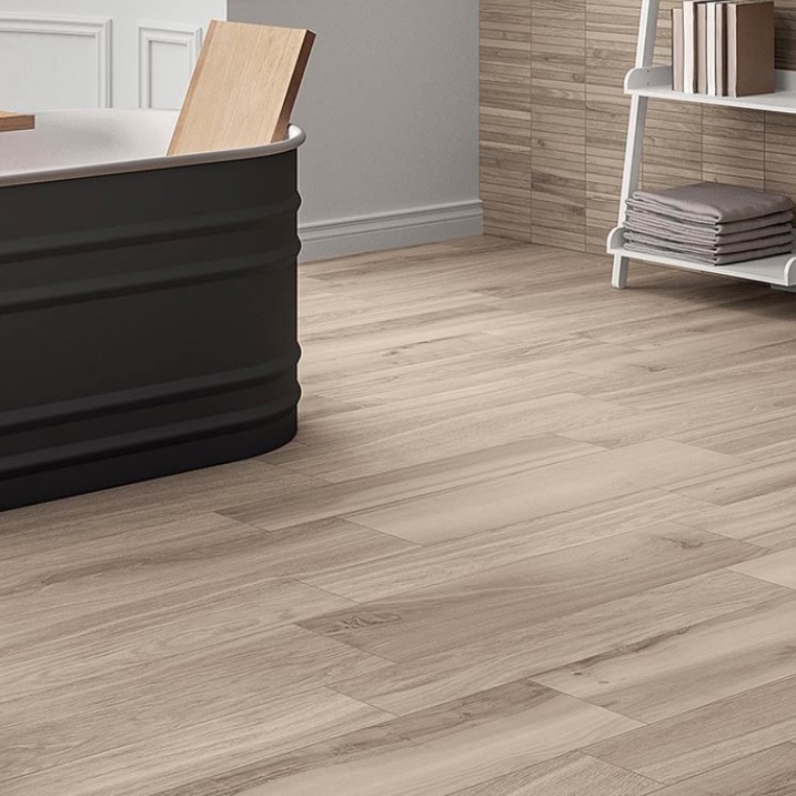 Salon avec carrelage intérieur effet bois
