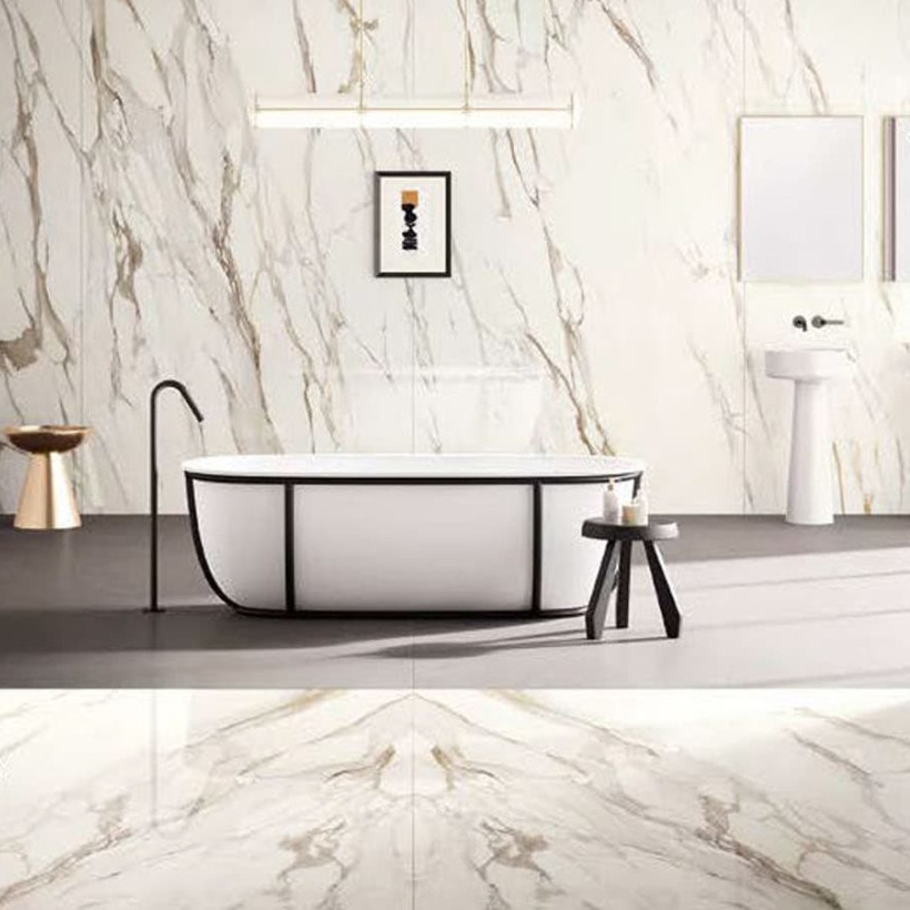 Salle de bains grand format effet marbre blanc