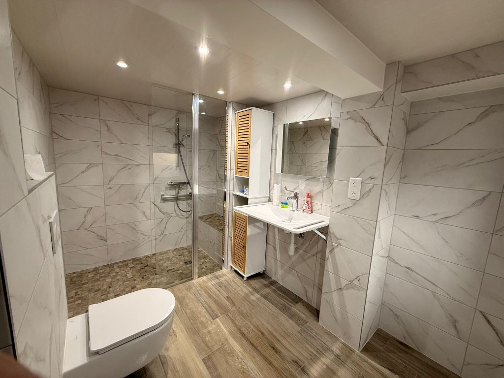 Salle de bains PMR Mobilité réduite Walther Carrelage douche à l'italienne