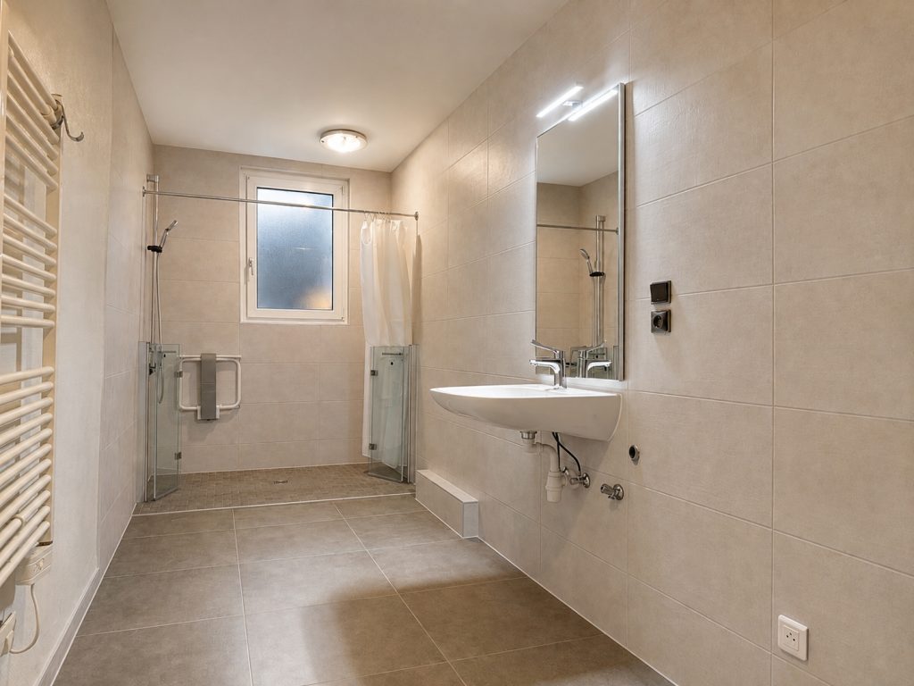 Salle de bains PMR Mobilité réduite Walther Carrelage douche à l'italienne